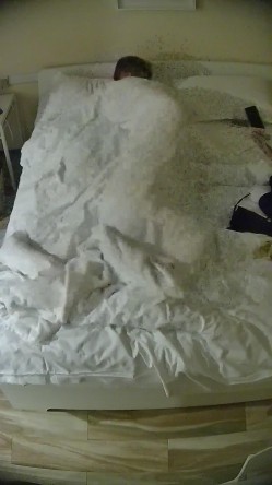 酒店偷拍连续几天入住年轻情侣爱喝酒的呆萌美女宿醉未醒裸奔吵架崩溃大哭 截图7