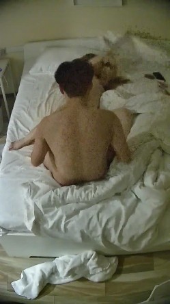 酒店偷拍连续几天入住年轻情侣爱喝酒的呆萌美女宿醉未醒裸奔吵架崩溃大哭 截图9