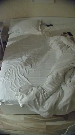 酒店偷拍连续几天入住年轻情侣爱喝酒的呆萌美女宿醉未醒裸奔吵架崩溃大哭 截图11
