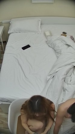酒店偷拍连续几天入住年轻情侣爱喝酒的呆萌美女宿醉未醒裸奔吵架崩溃大哭 截图14