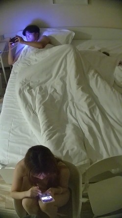 酒店偷拍连续几天入住年轻情侣爱喝酒的呆萌美女宿醉未醒裸奔吵架崩溃大哭 截图16