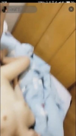 良家大奶少妇家中约两位炮友啪啪一个拍一个干抹点润滑油抱起来使劲搞小床嘎吱嘎吱响射了好多 截图15