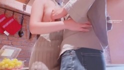 36D罩杯大奶人妻尤物「大奶木木」等老公下班的性感人妻，胸部按摩老公，房间各种姿势来回抽插，摩擦中射进来好多还带丝 截图1