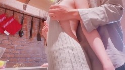 36D罩杯大奶人妻尤物「大奶木木」等老公下班的性感人妻，胸部按摩老公，房间各种姿势来回抽插，摩擦中射进来好多还带丝 截图2