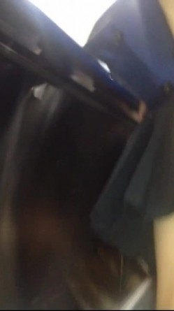 奥义 跟着美女后面偷偷掀开裙子偷拍 截图3