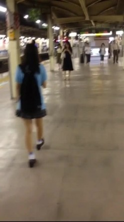 奥义 跟着美女后面偷偷掀开裙子偷拍 截图8