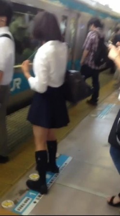 奥义 跟着美女后面偷偷掀开裙子偷拍 截图9