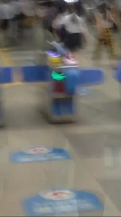 奥义 跟着美女后面偷偷掀开裙子偷拍 截图15