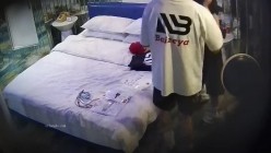 安防酒店摄像头偷拍校园嘻哈时尚美女和爱舔脚变态男友啪啪 截图1