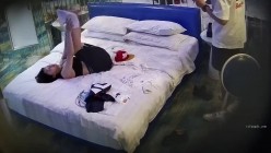 安防酒店摄像头偷拍校园嘻哈时尚美女和爱舔脚变态男友啪啪 截图5