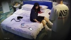 安防酒店摄像头偷拍校园嘻哈时尚美女和爱舔脚变态男友啪啪 截图8