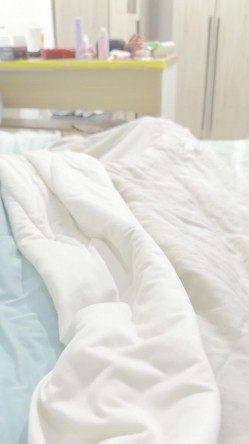 白皙小妹小穴吸烟 边玩手机边吃鸡 尝试多种体位啪啪 截图1