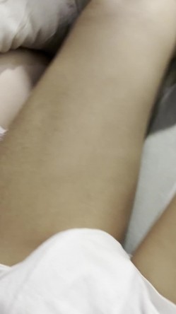 白皙小妹小穴吸烟 边玩手机边吃鸡 尝试多种体位啪啪 截图3