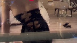 【秀人模特】小海臀Rena，包臀凸点无内，微信私拍福利。公车发骚，奶头侧漏 截图1