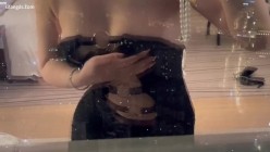 【秀人模特】小海臀Rena，包臀凸点无内，微信私拍福利。公车发骚，奶头侧漏 截图6