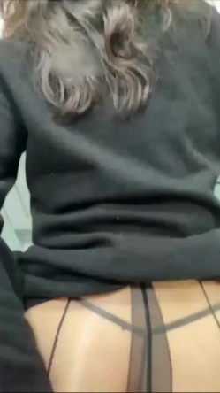 超顶反差婊少妇公务员美熟女【蓝阿姨】厚厚的红唇显得无比性感，口交舌功了得 截图2