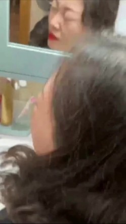 超顶反差婊少妇公务员美熟女【蓝阿姨】厚厚的红唇显得无比性感，口交舌功了得 截图8