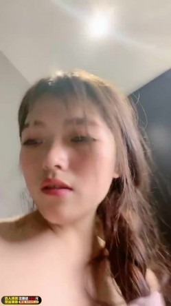 《稀缺资源 ️变态猛女》白皙气质妹表里不一极度反差各种逆天暴力虐阴鸭嘴钳直接紫薇子宫拳交鸡蛋苹果橙子等各种水果往里塞2 截图9