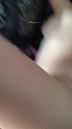 《换妻俱乐部泄密流出》绿帽老公带着老婆和其他男人玩3P,4P 完美露脸 截图11