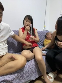 绿帽癖老公大聚会骚妇群P成熟饥渴骚妇成群结队开淫趴浴池KTV漏出口交随机配对 截图1