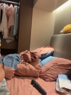 stripchat平台的人气女神，19岁学生妹，【Olivia】，童颜巨乳，高潮狂喷水，跟个水龙头一样，震撼刺激，屌爆了！ 截图1