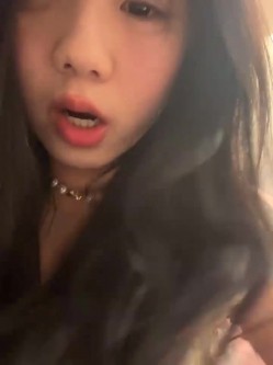 stripchat平台的人气女神，19岁学生妹，【Olivia】，童颜巨乳，高潮狂喷水，跟个水龙头一样，震撼刺激，屌爆了！ 截图2