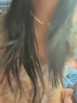 stripchat平台的人气女神，19岁学生妹，【Olivia】，童颜巨乳，高潮狂喷水，跟个水龙头一样，震撼刺激，屌爆了！ 截图4