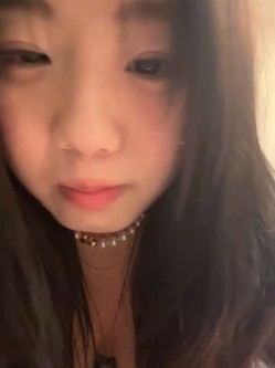 stripchat平台的人气女神，19岁学生妹，【Olivia】，童颜巨乳，高潮狂喷水，跟个水龙头一样，震撼刺激，屌爆了！ 截图6