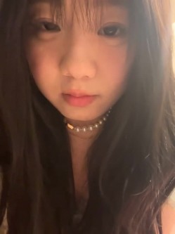 stripchat平台的人气女神，19岁学生妹，【Olivia】，童颜巨乳，高潮狂喷水，跟个水龙头一样，震撼刺激，屌爆了！ 截图8