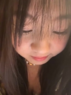 stripchat平台的人气女神，19岁学生妹，【Olivia】，童颜巨乳，高潮狂喷水，跟个水龙头一样，震撼刺激，屌爆了！ 截图9