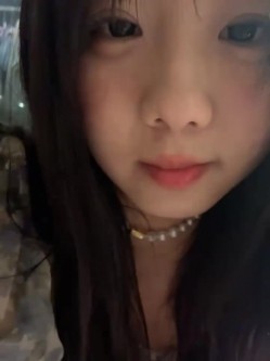 stripchat平台的人气女神，19岁学生妹，【Olivia】，童颜巨乳，高潮狂喷水，跟个水龙头一样，震撼刺激，屌爆了！ 截图10