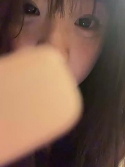stripchat平台的人气女神，19岁学生妹，【Olivia】，童颜巨乳，高潮狂喷水，跟个水龙头一样，震撼刺激，屌爆了！ 截图11