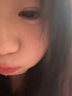 stripchat平台的人气女神，19岁学生妹，【Olivia】，童颜巨乳，高潮狂喷水，跟个水龙头一样，震撼刺激，屌爆了！ 截图12