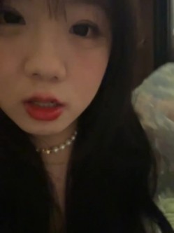 stripchat平台的人气女神，19岁学生妹，【Olivia】，童颜巨乳，高潮狂喷水，跟个水龙头一样，震撼刺激，屌爆了！ 截图16