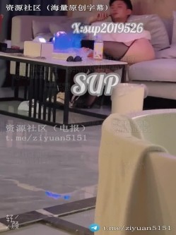 南宁NTR情侣真实绿帽「淫妻晨晨」《舌吻单男》红色套装是老公亲自挑选的，女友也忍不住抱着单男舌吻被肏 截图15