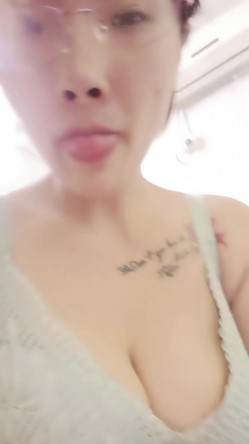 这娘们真骚，露脸在床边让小哥草着嘴吃奶子玩弄揉捏真刺激，浴室后入草屁股玩弄，口交大鸡巴淫声荡语不断 截图13