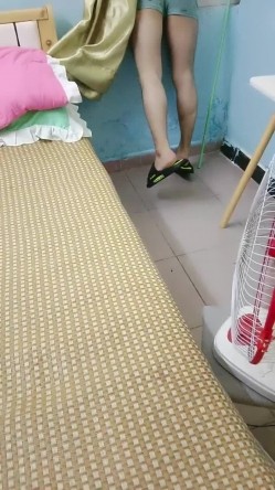 这娘们真骚，露脸在床边让小哥草着嘴吃奶子玩弄揉捏真刺激，浴室后入草屁股玩弄，口交大鸡巴淫声荡语不断 截图15