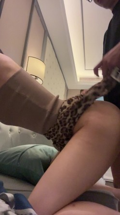 广州超高颜值人妻笑容特别甜美 被老公找找单男从后面掀裙直插 喊声音大点 真实感拉满 截图9