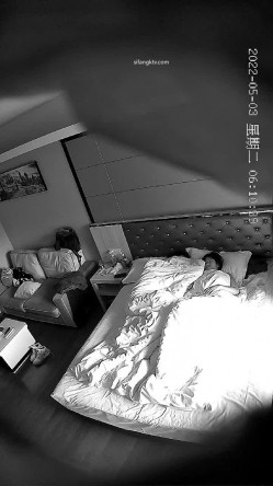 【最新酒店偷拍 ️极速首发】 ️360酒店 ️颜值学妹和男友花样操B两天干6次激情四射 衣服没脱插入就操 截图2