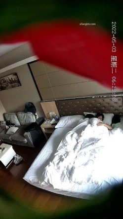 【最新酒店偷拍 ️极速首发】 ️360酒店 ️颜值学妹和男友花样操B两天干6次激情四射 衣服没脱插入就操 截图5