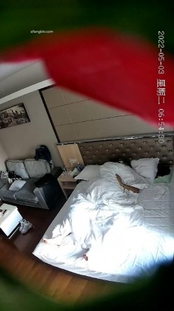 【最新酒店偷拍 ️极速首发】 ️360酒店 ️颜值学妹和男友花样操B两天干6次激情四射 衣服没脱插入就操 截图16