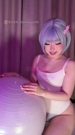 推特极品阿黑颜母狗「Pupu噗噗」《噗噗的周六深夜节目档——塑形计划》在健身球上被强制无套后入 截图1