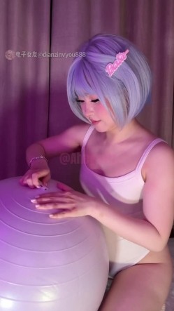 推特极品阿黑颜母狗「Pupu噗噗」《噗噗的周六深夜节目档——塑形计划》在健身球上被强制无套后入 截图2