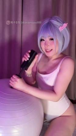 推特极品阿黑颜母狗「Pupu噗噗」《噗噗的周六深夜节目档——塑形计划》在健身球上被强制无套后入 截图7
