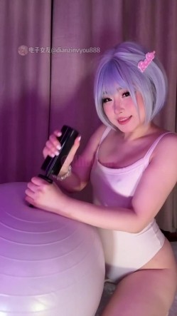 推特极品阿黑颜母狗「Pupu噗噗」《噗噗的周六深夜节目档——塑形计划》在健身球上被强制无套后入 截图8