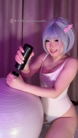 推特极品阿黑颜母狗「Pupu噗噗」《噗噗的周六深夜节目档——塑形计划》在健身球上被强制无套后入 截图9