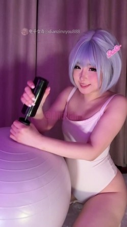 推特极品阿黑颜母狗「Pupu噗噗」《噗噗的周六深夜节目档——塑形计划》在健身球上被强制无套后入 截图11