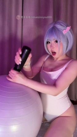 推特极品阿黑颜母狗「Pupu噗噗」《噗噗的周六深夜节目档——塑形计划》在健身球上被强制无套后入 截图13
