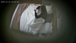 酒店偷拍 连续两天入住大学生情侣猴急男刚到房间就迫不及待扒开眼镜反差婊女友内裤研究 截图14