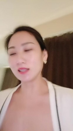 气质少妇露脸深夜发骚，最懂如何让自己高潮的自己跟狼友互动撩骚，揉奶抠逼把自己弄的淫水泛滥，表情好骚啊 截图7